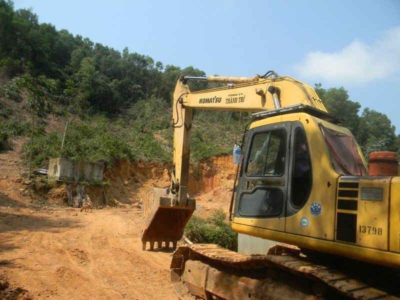 Các phương tiện khai thác, vận chuyển đất trái phép của Công ty TNHH Thành Trí  đã bị dừng hoạt động