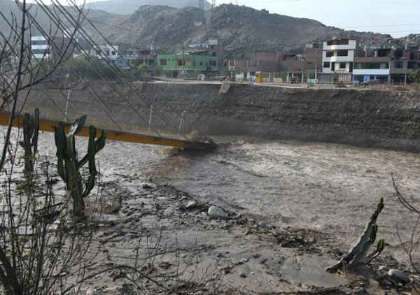 Một chiếc cầu bị sập sau khi dòng sông Huayco tràn bờ khiến nước chảy qua các đường phố ở Huachipa, Peru vào ngày 17/3/2017. Ảnh: REUTERS / Guadalupe Pardo