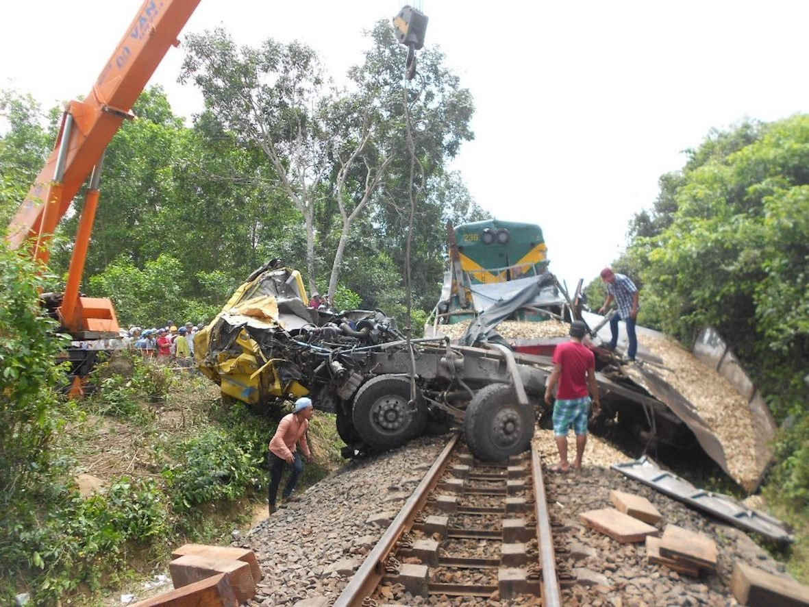 Xe tải bị biến dạng sau cú tông kinh hoàng với tàu hỏa.