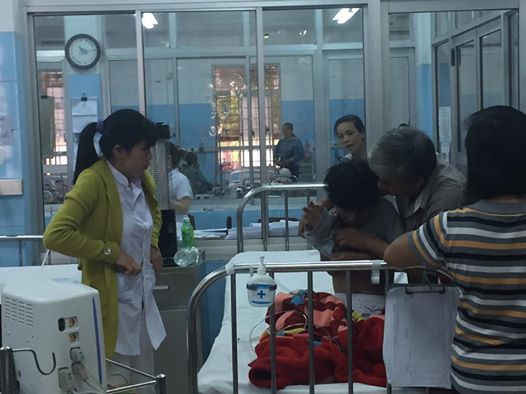  Các học sinh bị đuối nước đang được cấp cứu ở bệnh viện.