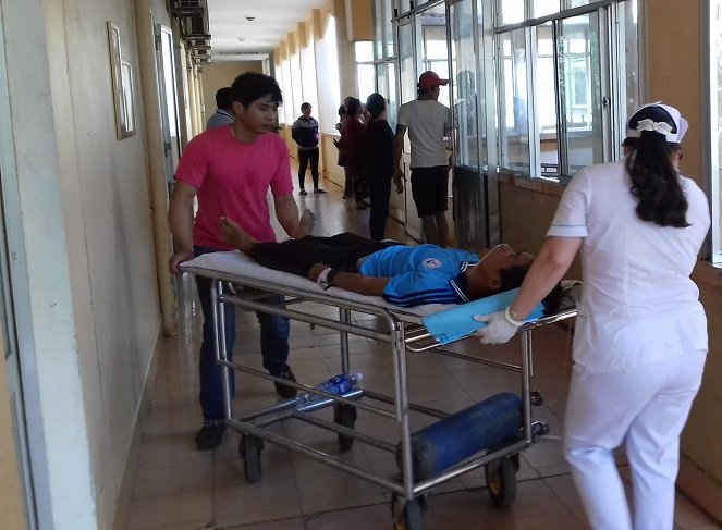 Các học sinh bị thương  được đưa đi điều trị tại Bệnh viện Đa khoa tỉnh Gia Lai.