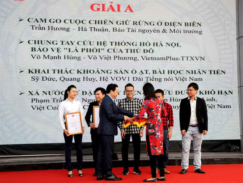 Bộ trưởng Bộ Tài nguyên & Môi trường Trần Hồng Hà trao bằng khen cho các đơn vị nhận giải A phóng sự xuất sắc về đề tài môi trường