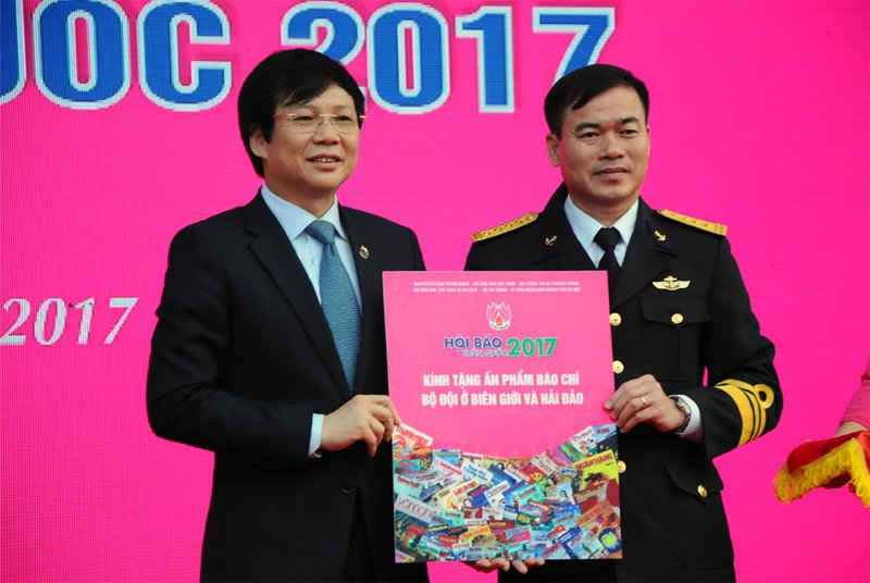 Ông Hồ Quang Lợi – Phó Chủ tịch thường trực Hội Nhà báo Việt Nam trao tặng báo Tết, báo Xuân 2017 đại diện của Bộ Tư lệnh Hải quân.