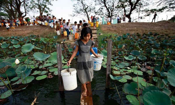 Người dân xếp hàng để lấy nước tại hồ Yazarthingyan ở thị trấn Dala, gần Yangon, Myanmar. Ảnh: Soe Zeya Tun / Reuters