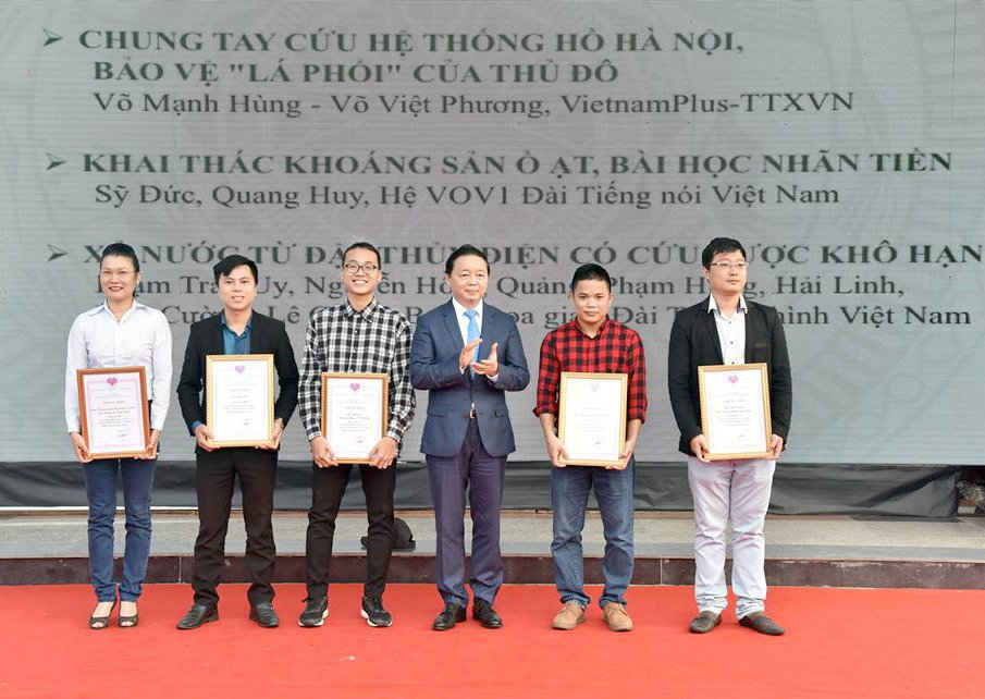 Bộ trưởng Bộ Tài nguyên & Môi trường Trần Hồng Hà trao bằng khen cho các đơn vị nhận giải A phóng sự xuất sắc về đề tài môi trường