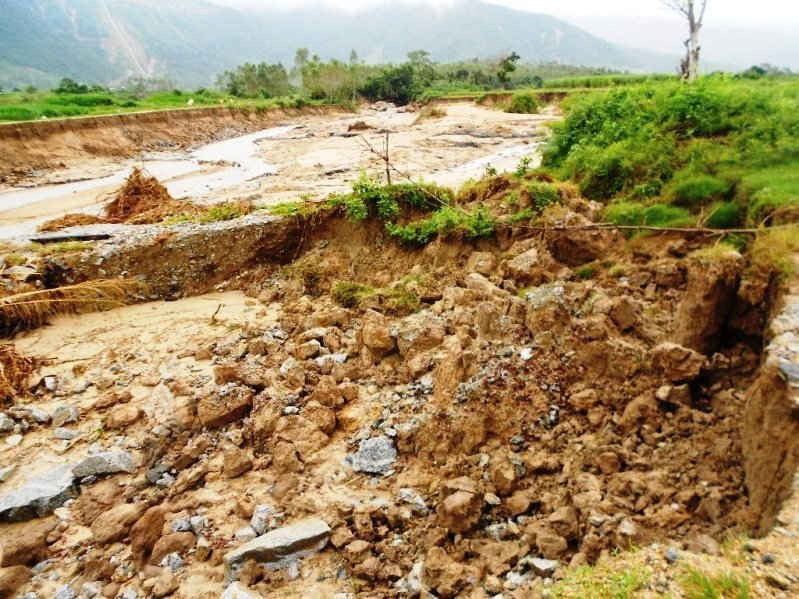Một khu vực đất sản xuất bị đất đá trên núi đổ xuống vùi lấp ở nơi giáp ranh giữa xã Tây Thuận (Tây Sơn) và xã Vĩnh Quang (Vĩnh Thạnh).