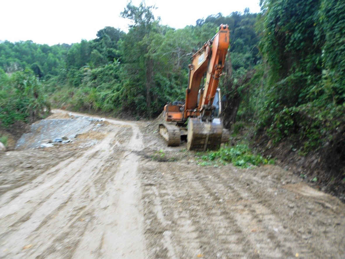 Nhiều diện tích đất canh tác nông nghiệp ở làng Đắk Tra (Vĩnh Kim) bị đất đá bồi lấp sau đợt lũ cuối năm 2016. Người dân cho rằng, việc khai thác gỗ rừng trồng và mở đường bừa bãi là nguyên nhân chính dẫn tới hiện tượng này.