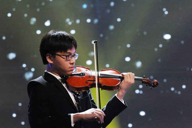 Trần Lê Quang Tiến, giải nhất thi Violon quốc tế 2016 tại Kazakhstan và cũng là 1 gương mặt trẻ Thủ đô tiêu biểu 2016