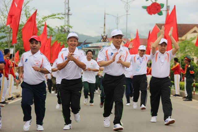 Ông Nguyễn Ngọc Thiện, Bộ trưởng Bộ Văn hóa, Thể thao và Du lịch cùng đại diện các vị lãnh đạo tỉnh tham gia ngày chạy
