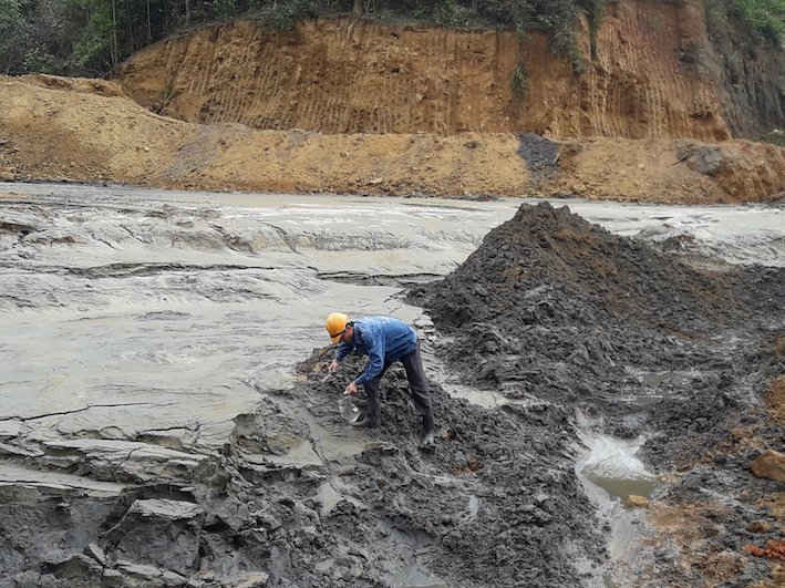 Đoàn kiểm tra Bộ TN&MT lấy mẫu bùn thải 