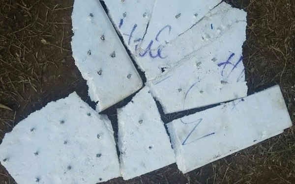 Các đối tượng rải đinh trên QL37 ngụy trang bằng tấm xốp. Ảnh: Ủy ban ATGTQG
