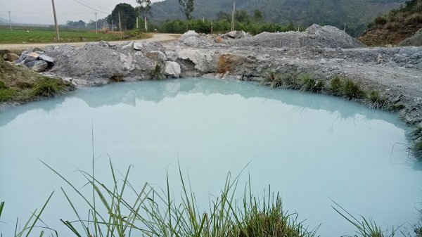 Hố nước thải của Cty Hồng phúc đào đất sơ sài rồi xả ra kênh mương