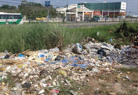 Hiện nay không khó bắt gặp những đống rác thải như thế này tại phần đất phía trước KCN Hòa Phú.