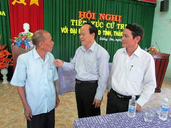 Ông Nguyễn Văn Thiện (người đứng giữa), nguyên Bí thư Tỉnh ủy Bình Định.