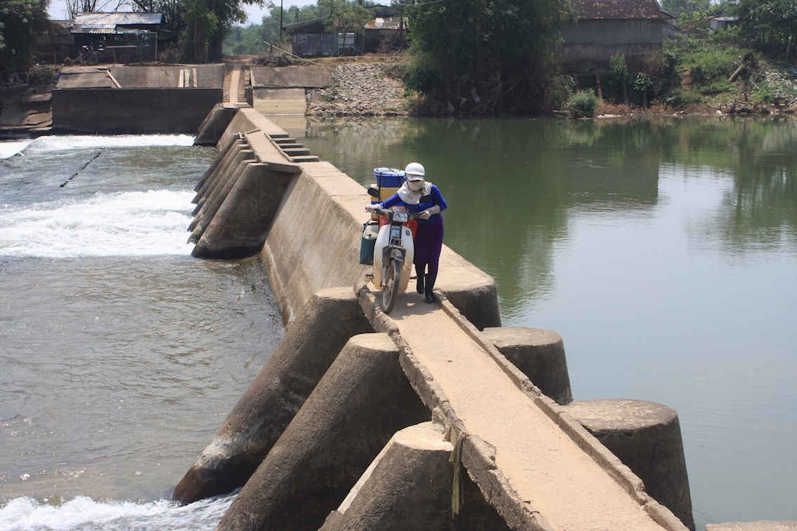  Hàng trăm hộ dân thôn Hòa Phong, xã Nhơn Mỹ phải theo đập thủy lợi Bình Thạnh để qua sông.