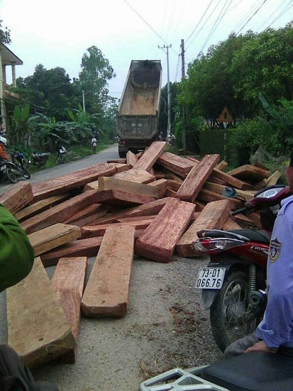 Đối tượng manh động đổ gỗ xuống đường nhằm tẩu thoát