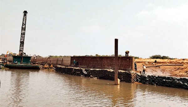 Kè bê-tông được xây dựng trên phần sông bị lấn chiếm ở phía nam dự án