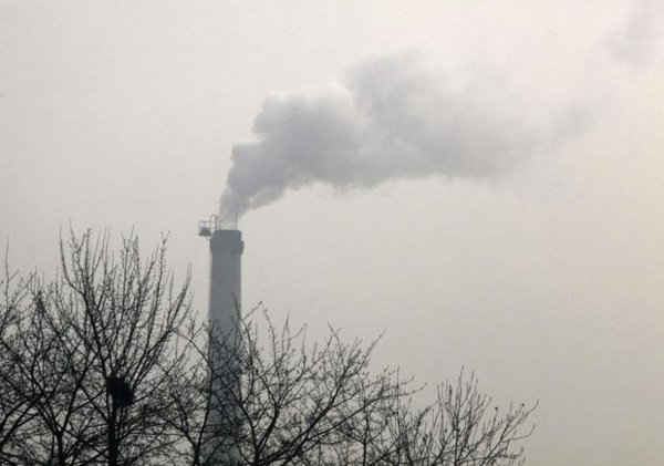 Một ống khói ở Bắc Kinh vào ngày 30/11/2009. Ảnh: REUTERS / David Gray