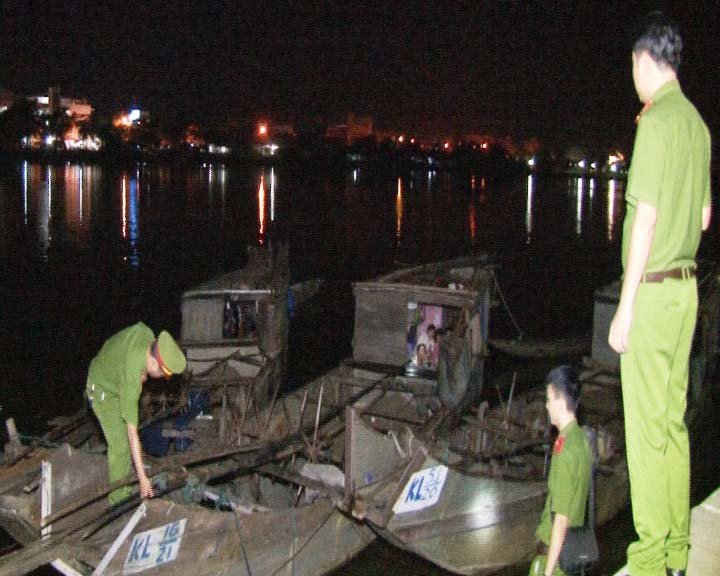 Lực lượng chức năng bắt giữ 3 thuyền khai thác cát trong đêm. (Ảnh: CA. TP. Huế)