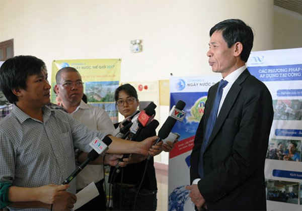 Thứ trưởng Chu Phạm Ngọc Hiển trả lời phỏng vấn báo chí bên lề hội thảo chiều 21/3 tại Bắc Ninh. Ảnh: Khương Trung
