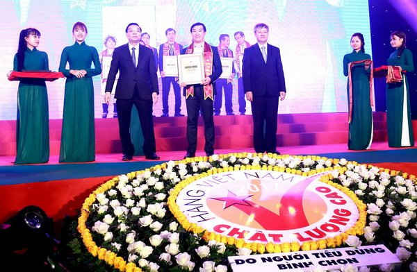 Ông Đỗ Thanh Tuấn – Giám đốc Đối ngoại Vinamilk, đại diện Công ty nhận giải thưởng Hàng Việt Nam chất lượng cao 21 năm liền do người tiêu dùng bình chọn