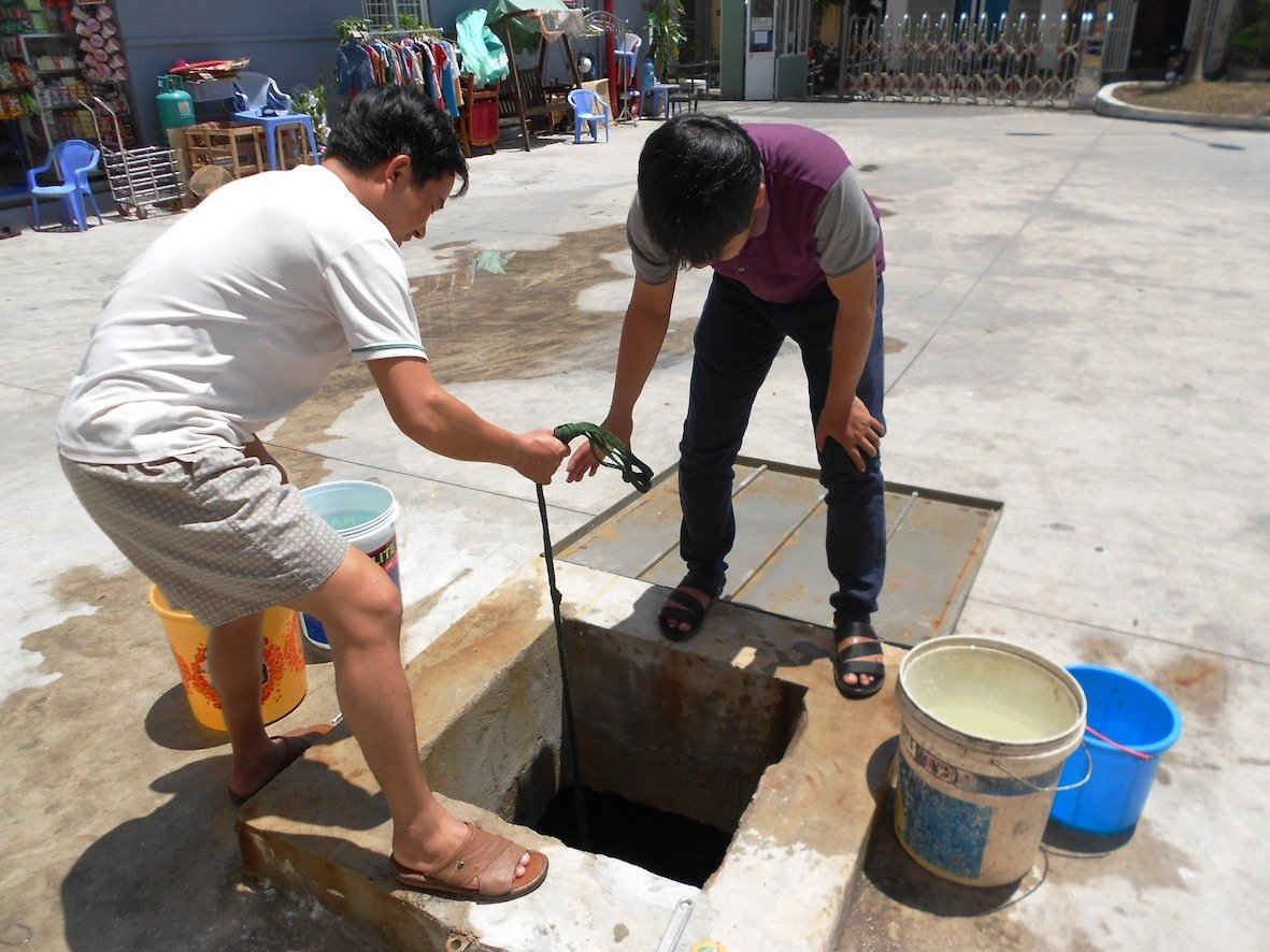 Nước sạch sinh hoạt phục vụ cho các hộ dân sống ở chung cư Long Thịnh bị mất. Người dân xuống tận khu nhà xe hoặc ngoài sân chung cư xách nước về sử dụng.