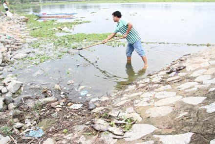 Người dân vớt cá chết ở khu vực hồ Từ Vân.