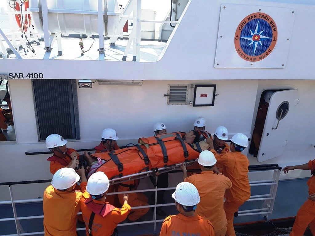 Lực lượng tìm kiếm cứu nạn đưa ngư dân bị nạn lên bờ