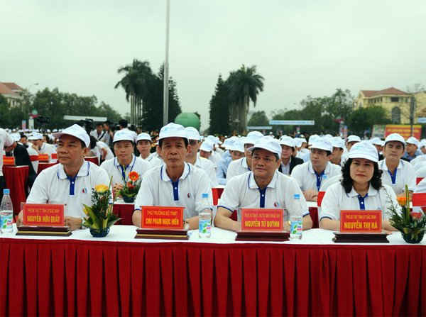 Thứ trưởng Chu Phạm Ngọc Hiển (thứ hai bên trái) cùng các đại biểu tham dự Lễ Mít tinh sáng 22/3. Ảnh: Khương Trung