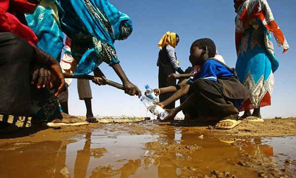 Trong vòng hai thập kỷ, 600 triệu trẻ em sẽ sống trong các vùng chịu căng thẳng về nước. Ảnh: Ashraf Shazly / AFP / Getty Images