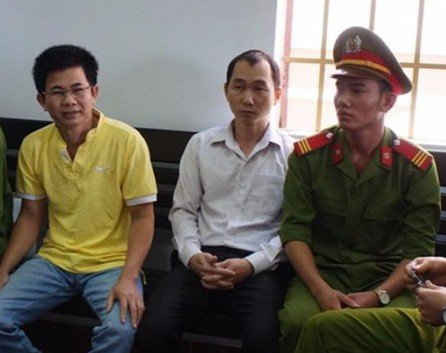 Trần Minh Lợi (áo vàng) và các bị cáo tại phiên tòa.