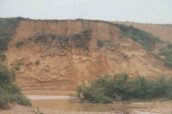 Hai bên bờ sông Hiếu, đoạn chảy qua xã Nghĩa Thịnh bị sạt lở nghiêm trọng.