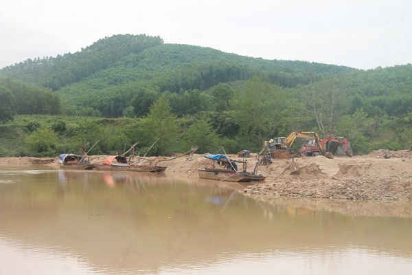Hiện trường khai thác cát tại xóm 5, xã Nghĩa Thịnh.