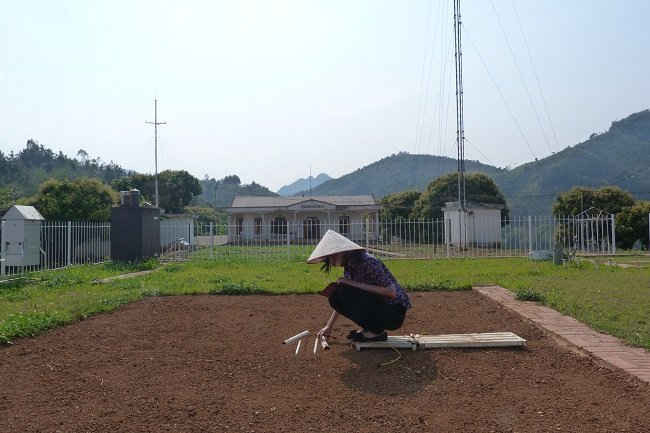 Cán bộ Vũ Hồng Nhung, Trạm Khí tượng Sơn La tiến hành quan trắc nhiệt độ mặt đất.