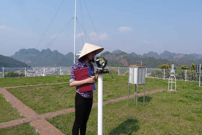 Cán bộ Trạm Khí tượng Sơn La kiểm tra thông số nhật quang ký, đo thời gian nắng trong ngày.