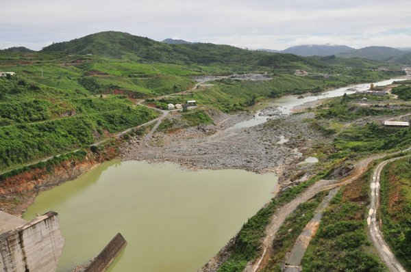 Những dòng sông tại miền Trung khô cạn trơ cả đáy