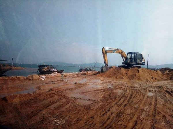 Công ty An Trường Phát tập kết cát trái phép tại bến phà Gianh