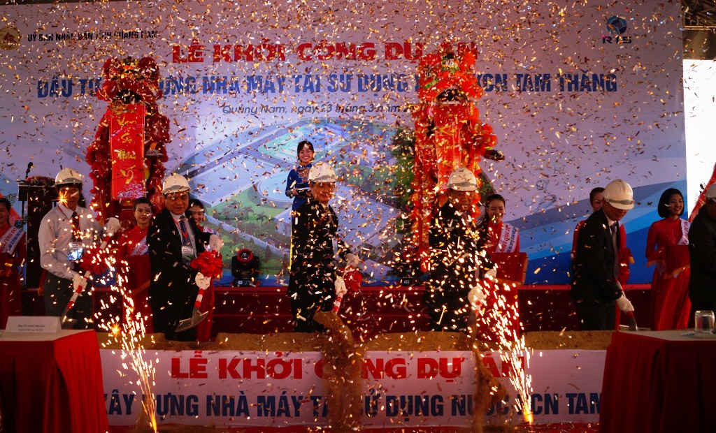 Lãnh đạo các bộ ngành trung ương và tỉnh Quảng Nam thực hiện nghi thức khởi công