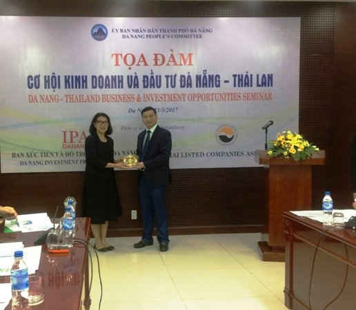 Phó Chủ tịch UBND TP. Đà Nẵng Hồ Kỳ Minh trao qùa lưu niệm cho bà Pensri Suteerasarn, Trưởng đoàn Thái Lan