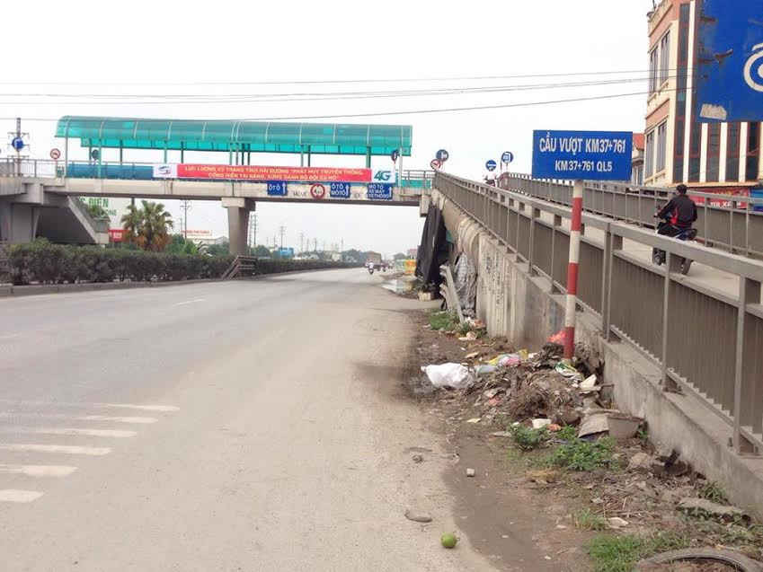 Rác thải tập kết tại chân cầu vượt Thị trấn Lai Cách, huyện Cẩm Giàng (Hải Dương)