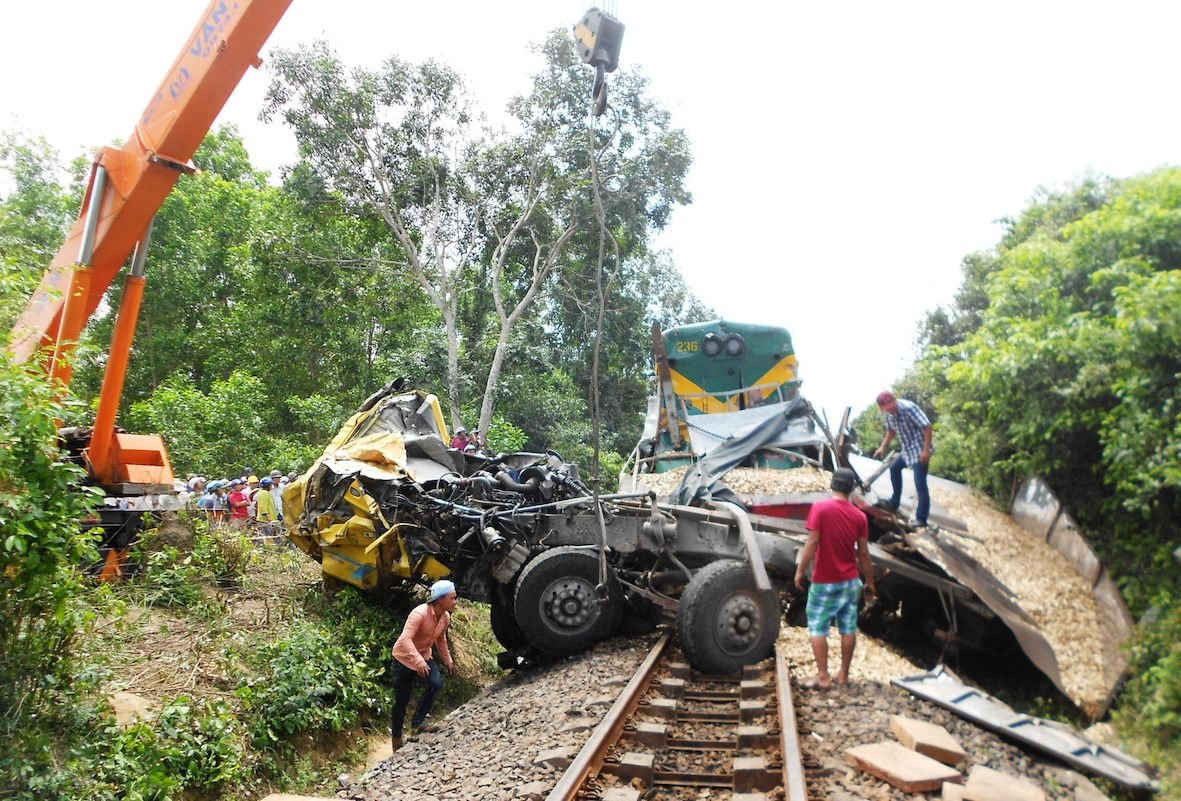 Vụ tai nạn đường sắt giữa tàu SQN4 và xe tải BKS 77C - 073.56.