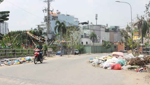 Người dân vứt rác bừa bãi tại tuyến đường khu phố 5, phường 13, quận Gò Vấp