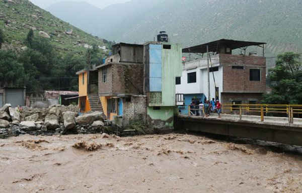 Toàn cảnh những ngôi nhà bị ngập nước sau khi nước sông Rimac tràn vào gần đường cao tốc Trung tâm ở Huarochiri, Lima, Peru vào ngày 23/3/2017. Ảnh: REUTERS / Guadalupe Pardo