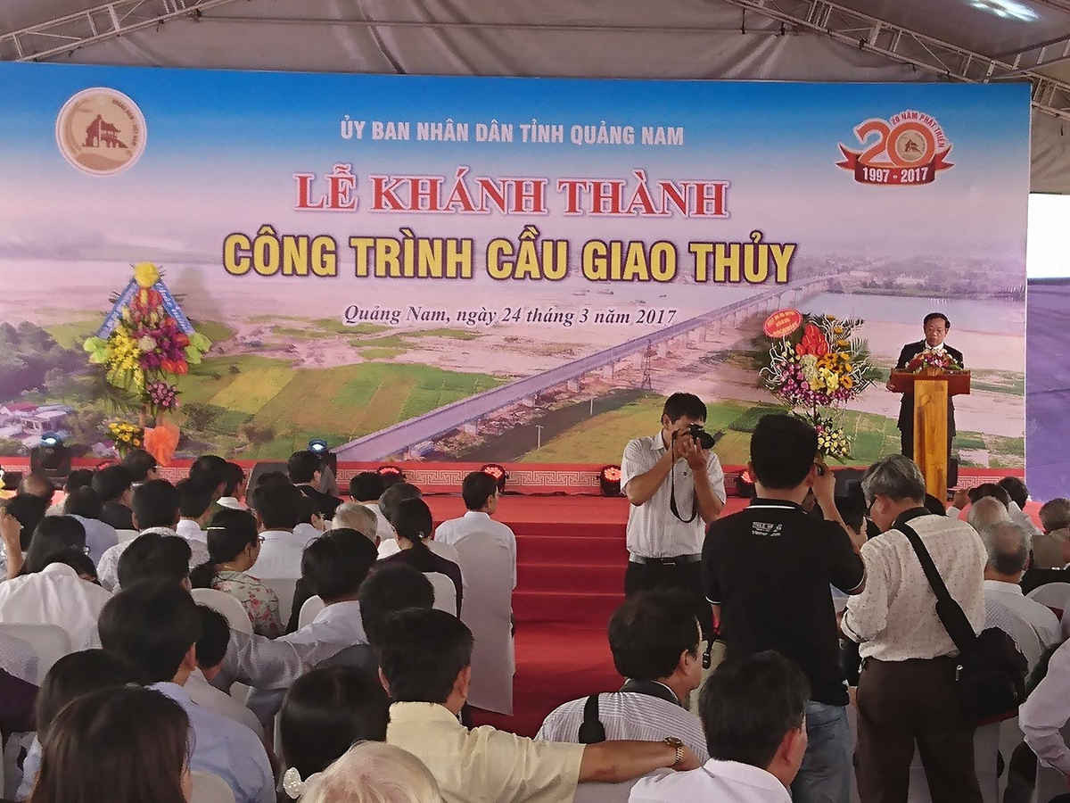 Phó Bí thư Tỉnh uỷ, Chủ tịch UBND tỉnh Quảng Nam Đinh Văn Thu phát biểu tại Lễ khánh thành, đưa vào sử dụng Cầu Giao Thuỷ