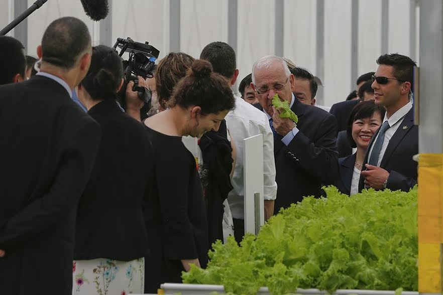 Tổng thống Israel thử rau sạch tại khu Nhà kính VinEco Tam Đảo