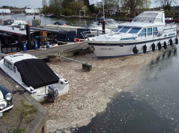Bọt nước thải nổi xung quanh các tàu thuyền tại bến Bourne End trên sông Thames. Ảnh: Cơ quan quản lý môi trường Anh