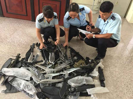 Lực lượng hải quan cửa khẩu quốc tế Lào Cai kiểm tra số dao găm nhập lậu từ Trung Quốc bị phát hiện, bắt giữ chiều ngày 22/3/2017. Ảnh Cục Hải quan tỉnh Lào Cai 