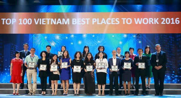 Đại diện Vinamilk cùng các doanh nghiệp được bình chọn top 100 nơi làm việc tốt nhất Việt Nam