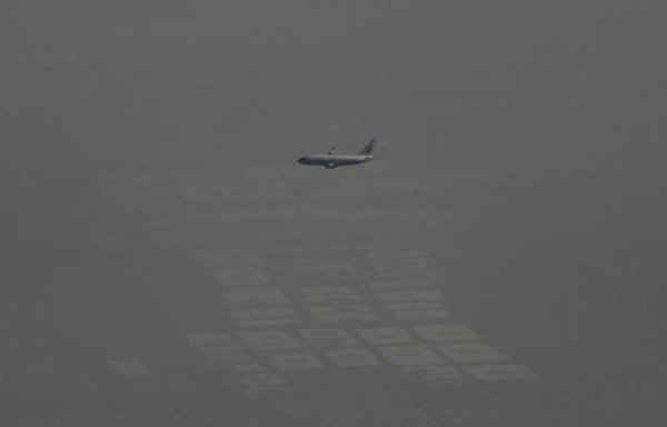 Một chiếc máy bay chở khách của Air China bay giữa đám khói dày đặc ở ngoại ô Bắc Kinh, Trung Quốc vào ngày 2/1/2017. Ảnh: REUTERS / Jason Lee