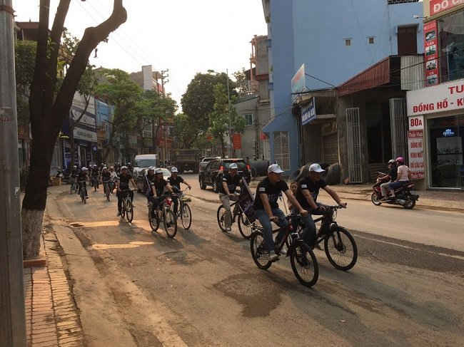 Trước đó, sáng 25/3, Công ty Điện lực Sơn La đã tổ chức đạp xe diễu hành, phát động Giờ Trái đất 2017.